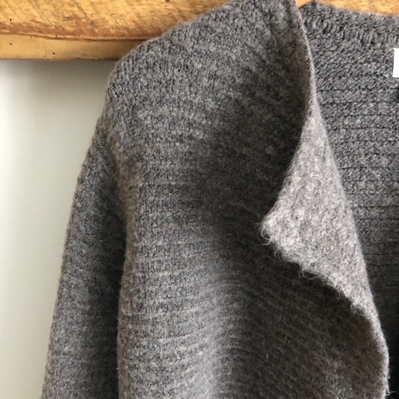 2/$40 Old navy sweater - Picture 3 of 5